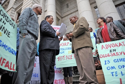 Inwoners oorhandig memorandum aan minister